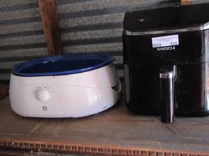 lot 319 image: AIR FRYER & CROCKPOT (NO LID)