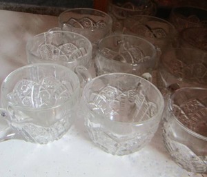 lot 322 image: PUNCH CUPS  GRAPE MOTIF  QTY 11