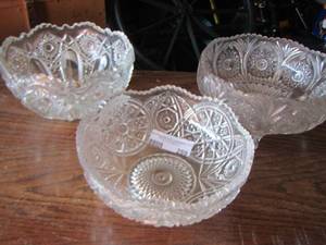 lot 323 image: PRESSED GLASS -   BOWLS   QTY 3