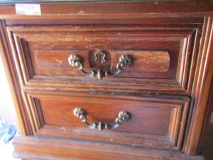 lot 324 image: 2 DRAWER NIGHTSTAND