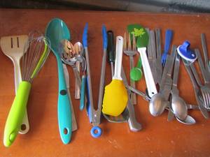 lot 333 image: KITCHEN UTENSILS