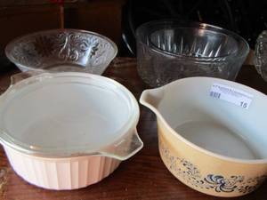 lot 15 image: Covered casserole dish, oven dish, various bowls,PYREX