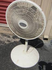 lot 294 image: FLOOR FAN