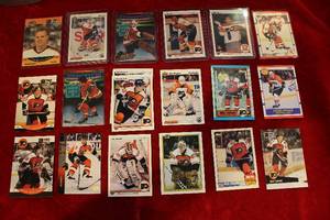 lot 44 image: Phillidelphia Flyers Hockey Trading Cards