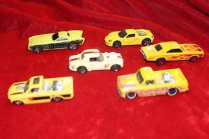 lot 153 image: Yellow Hot Wheels Cars
