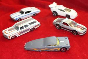 lot 57 image: Hot Wheels White and Silver Cars