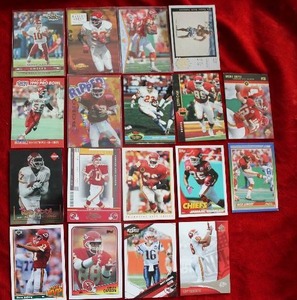 lot 15 image: Kansas City Cheifs Football Cards