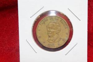 lot 108 image: 1993 Dominican Republic 1 Peso