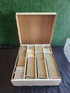 lot 7 image: Generous selection of baseball cards