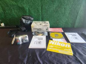 lot 15 image: Nikon CoolPix 5600 digital camera and accessories