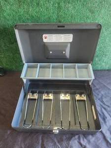 lot 16 image: Sentry Safe money box with keys