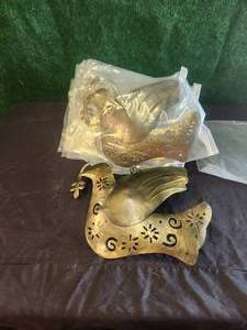 lot 70 image: Selection of 10 metal doves