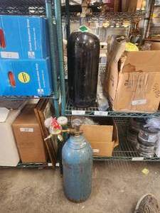 lot 71 image: Selection of 2 tanks of Compressed Nitrogen - one is empty - one set of gauges