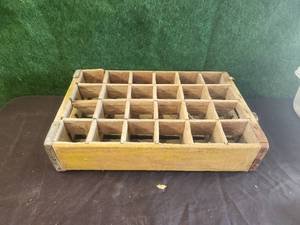lot 86 image: Vintage Coca Cola yellow crate
