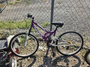 lot 36 image: Huffy Trail runner bike