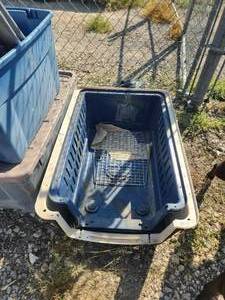 lot 40 image: Selection of 2 dog kennels