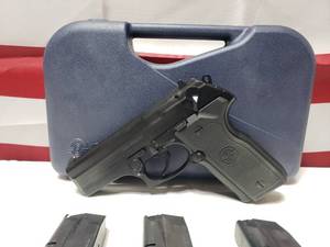 lot 452 image: Stoeger Cougar 8040 F .40 S&W Pistol w 3 Magazines & Case