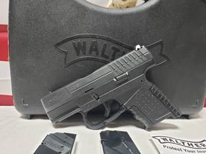 lot 552 image: Walther PPS Compact .40S&W Pistol w 2 Magazines & Case