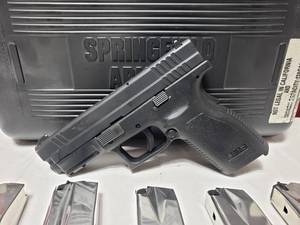 lot 758 image: Springfield XD9 9mm Pistol w 5 Magazines, Holster, Magazine Holster, Speed Loader & Case