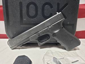lot 854 image: Glock 34 Gen 4 9mm Pistol w Case