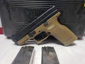 lot 1052 image: Springfield XD-45ACP .45 Pistol w 2 Magazines & Case