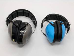 lot 2 image: Lot of 2 - Earmuffs Hearing Protections Walkers