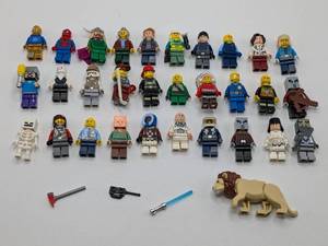 lot 61 image: Lot of 31 - Lego Mini Action Figurines
