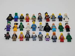lot 70 image: Lot of 30 - Lego Mini Action Figurines