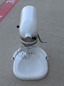 lot 104 image: KitchenAid K5-A Mixer