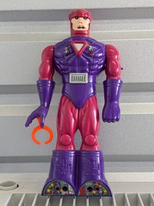lot 114 image: 1994 Sentinel Robot 14 Toy Marvel X-Men ToyBiz