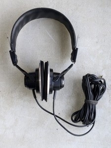lot 142 image: Numark HV-215VA Headphone