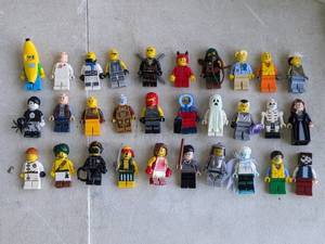 lot 186 image: Lot of 30 - Lego Mini Action Figurines