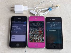 lot 236 image: Lot of 3 - Apple iPhones