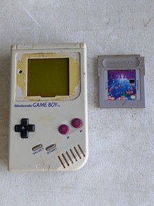 lot 264 image: Nintendo Game Boy Console w 1 Game
