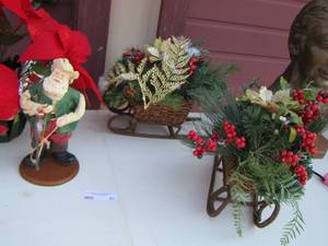 lot 51 image: 2 wooden wicker sleighs with floral, Santa figurine, red fake flowers