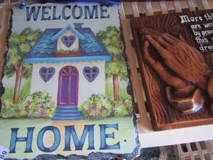 lot 69 image: welcome home sign, playing hands plaque