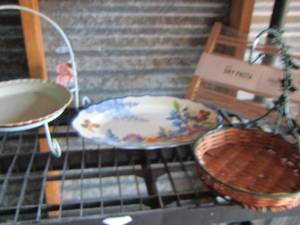 lot 76 image: Pie plate, floral platter, banana holder, dry pasta rack