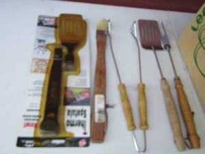 lot 86 image: grilling utensils