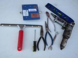 lot 88 image: small plyers, level, window squeegee and more