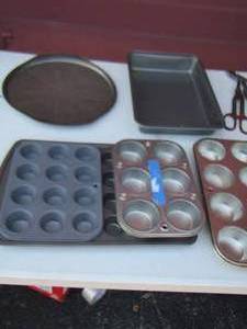 lot 89 image: muffin pans and baking dishes