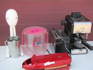 lot 98 image: Kitchen Lot -  coffee pot, ice bucket, milkshake mixer, toaster and more