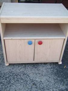 lot 102 image: Side table  on wheels in good condition  unknown size