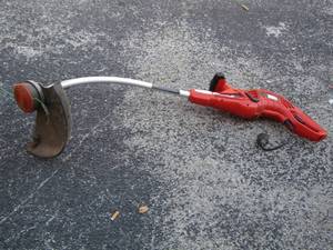 lot 105 image: Black and Decker weed eater electric