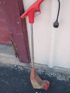 lot 142 image: ROUND POINT SHOVEL, SNOW SHOVEL, & WEEDEATER
