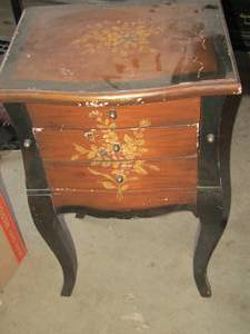 lot 185 image: jewelry box needs a lot of work