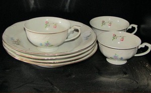 lot 189 image: qty 4 floral dinner plates, 2 handled coffee cups