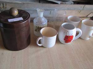 lot 231 image: ice bucket- handled coffee cups plus