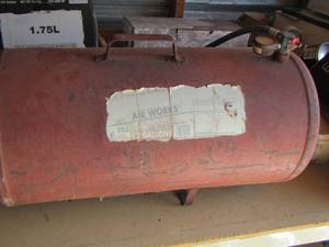 lot 20 image: red air tank with one hose