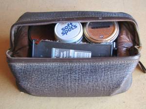 lot 260 image: shoe shining kit items