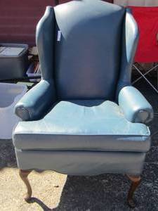 lot 21 image: Blue Living room chair very nice and comfy